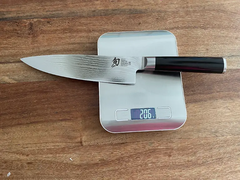 Kochmesser Kai Shun im Gewichtstest mittlerer Bereich mit 206 g